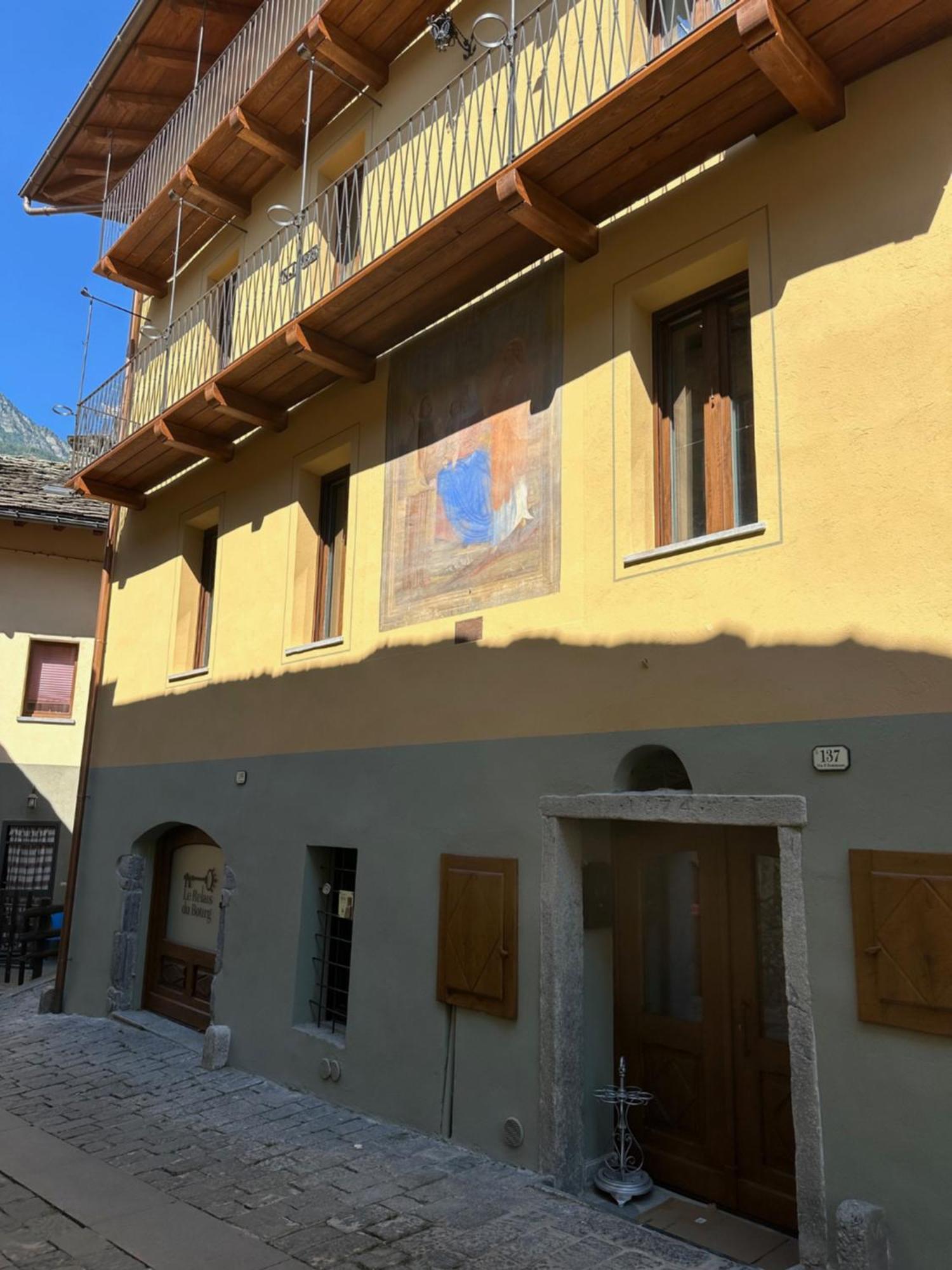 Le Relais Du Bourg Chambres De Charme Wellnes Donnaz Esterno foto